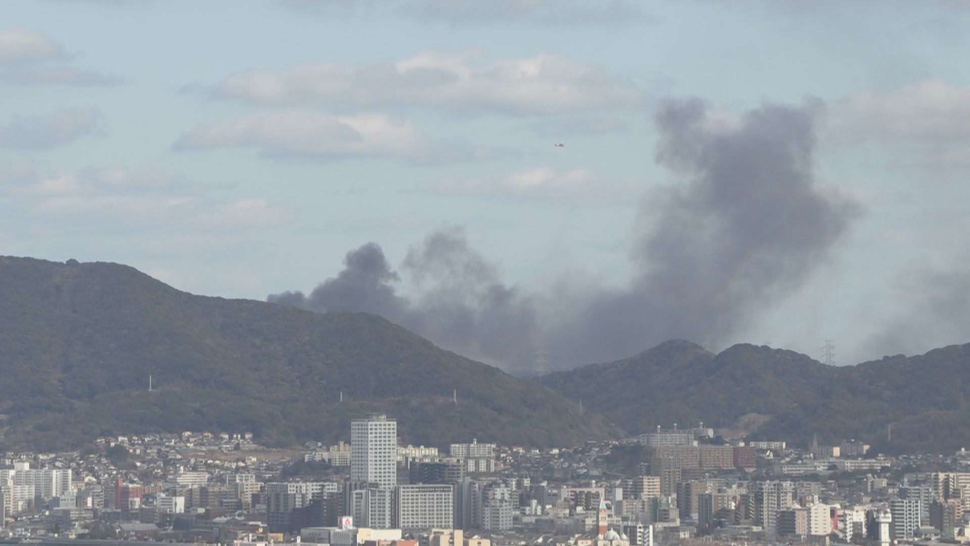 【速報】黒煙上がる「平屋建ての倉庫が燃えている」通報多数　山に延焼との情報も　福岡・北九州市