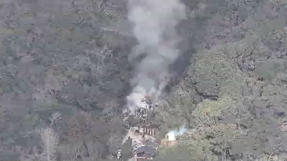 「木を燃やしていたら燃え移った」倉庫の火事がさらに山へ延焼 消火活動続く 男性が病院に運ばれる 福岡・北九州市