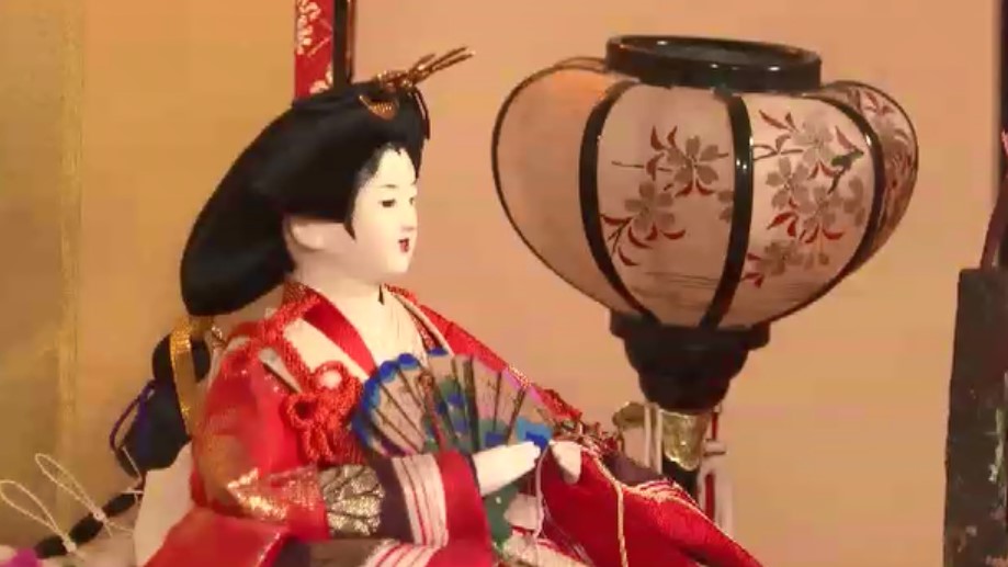 30畳の大広間に圧巻の「座敷びな」　白壁の街並みに華やかさ添える　12の会場で楽しむ「筑後吉井おひなさまめぐり」　福岡・うきは市