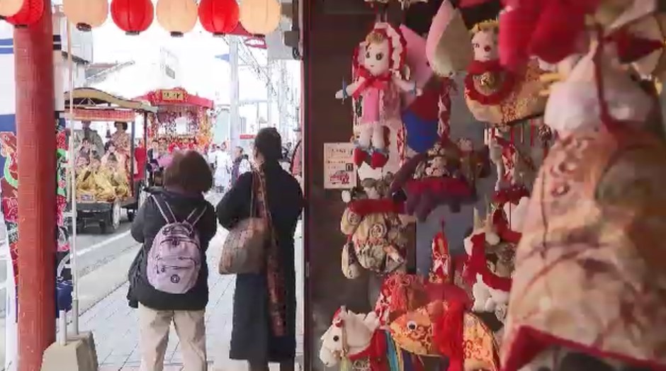 春の風物詩「柳川雛祭り さげもんめぐり」はじまる　初日「おひな様行列」に多くの見物客　市内約カ所に「さげもん」飾り付け　4月3日まで　福岡