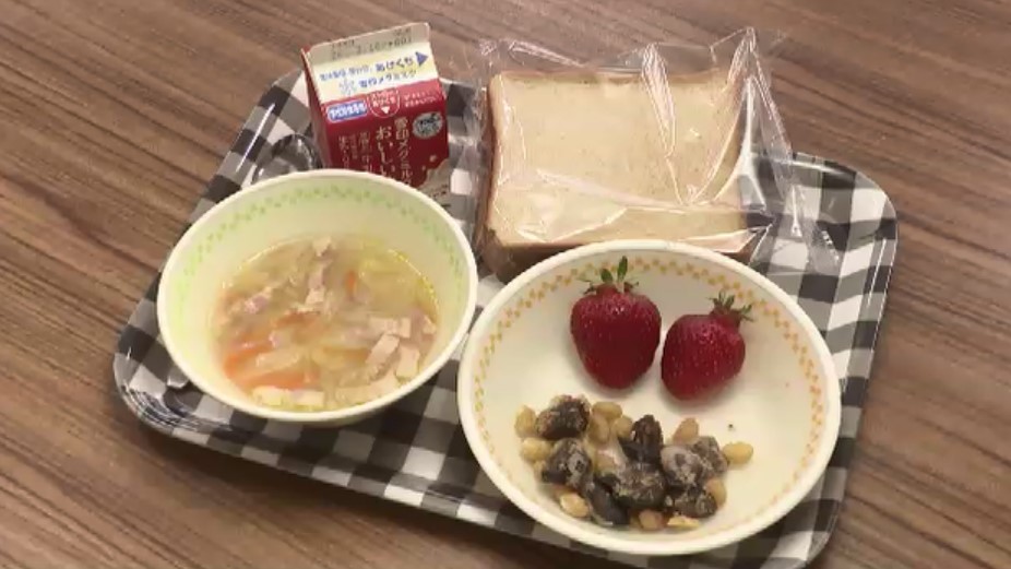 小学校の給食に『博多あまおう』 「名前通りおいしいし甘い」おかわり巡るじゃんけん大会も “地産地消で農業に理解を” 福岡市