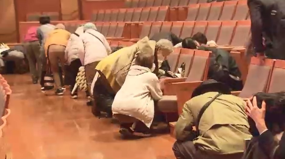 コンサート中に緊急地震速報が…震度5強の地震を想定した“劇場型訓練” 約130人の観客など約5分で避難完了 福岡・北九州市