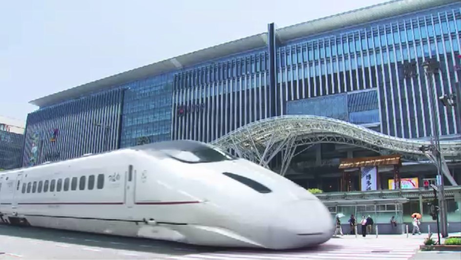 熊本地震で被災した「800系つばめ」復活　九州新幹線全線開業15周年　トレーラーと船で九州縦断の“大冒険”へ