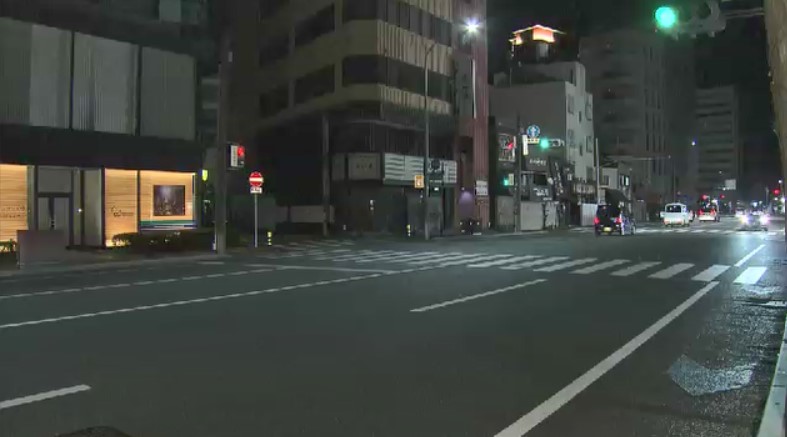 パトカーから追跡された車　交差点に突っ込み4台が絡む事故　運転手は車を乗り捨て逃走　5人けが　福岡市博多区