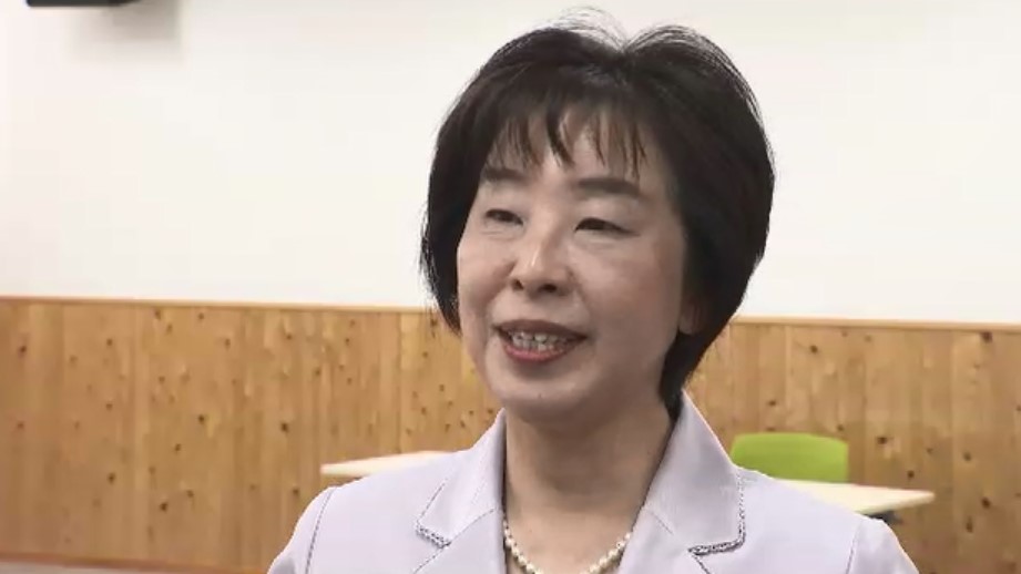 「力強い優しい宮若市に」初当選の柴田裕美子氏（61）に当選証書　“パワハラ認定”の現職など2人破る　福岡・宮若市長選