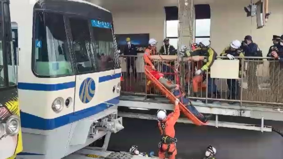 “駅ホームから3メートル下に利用客が転落” 想定で合同訓練　北九州モノレールで実際に起きた事故に即し対応を確認　福岡