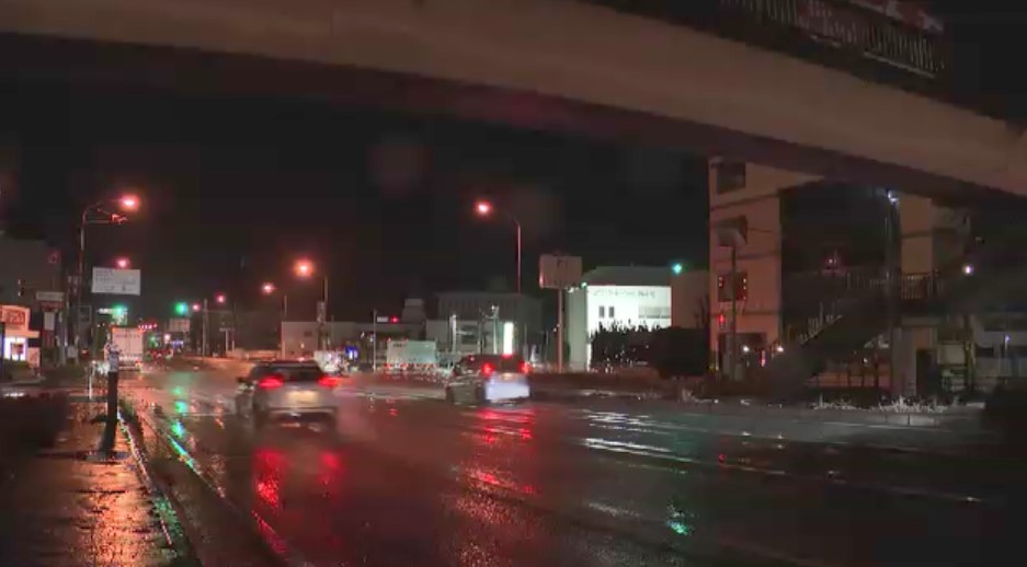 夜間の国道3号　歩道橋の下で18歳女性倒れる…落下して車にひかれたか　その場で死亡確認　当時の状況を詳しく調べる　福岡市東区