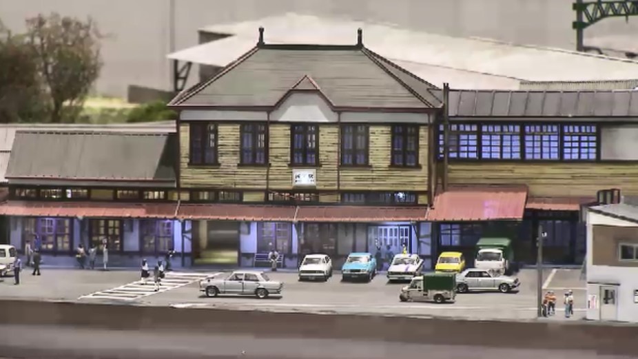 JR折尾駅に「懐かしの折尾駅」ジオラマ展示　先代駅舎や周辺の街並みを80分の1で再現　福岡・北九州市