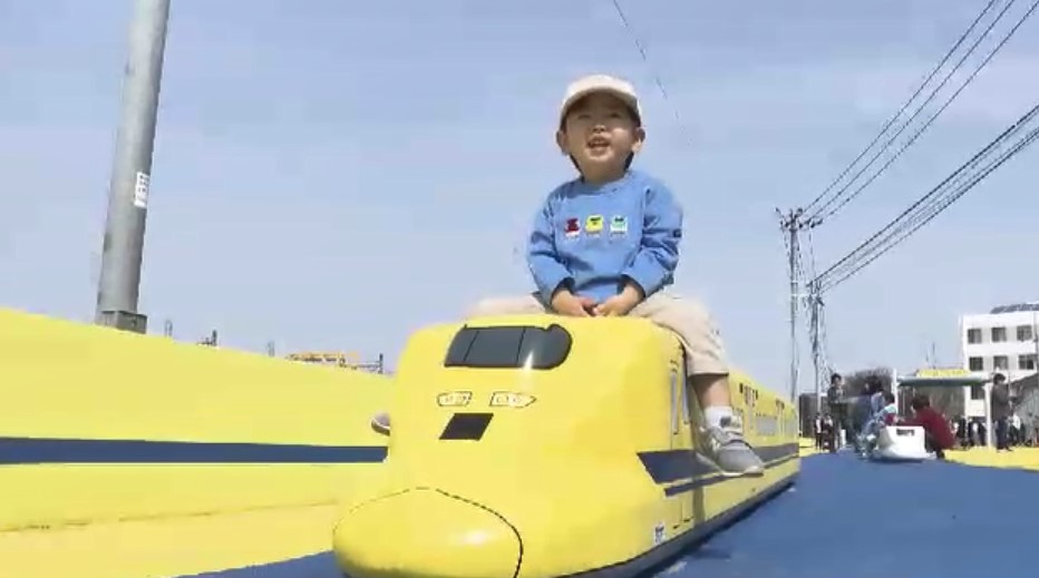 ドクターイエローのデザインがあちこちに…「新幹線の見える丘」誕生 車両基地にずらりと並ぶ列車を楽しむ 福岡・春日市