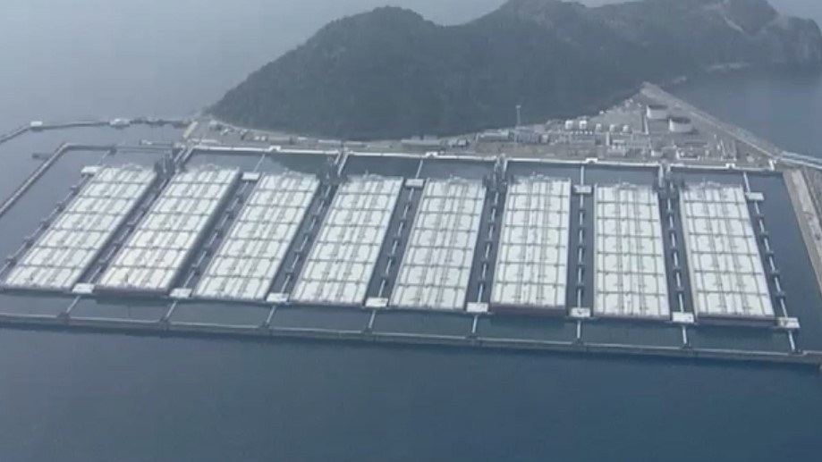 海に浮かぶ巨大な貯蔵船8隻…白島石油備蓄基地に上陸取材　パイプラインでタンカーに積み込み　備蓄放出がスタート　福岡・北九州市沖