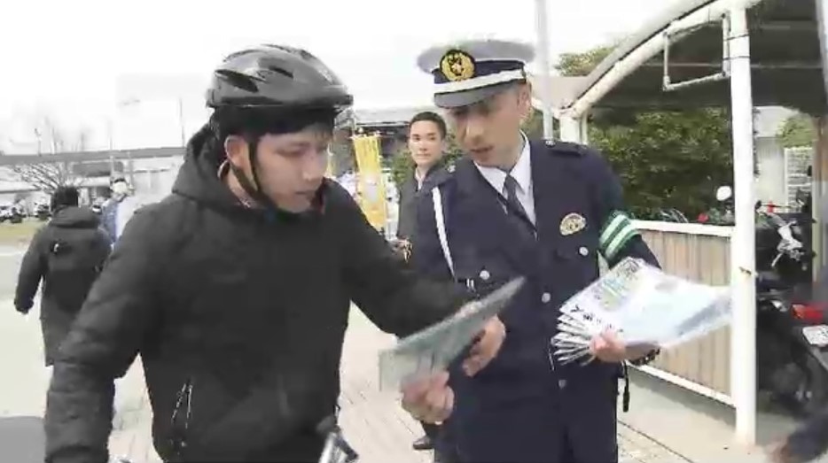 約750人が自転車通勤の工場で…警察官などが自転車の“青切符”について周知図る 4月から開始 福岡・苅田町