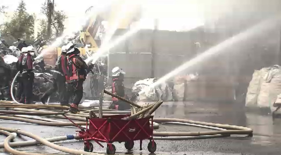 「火が見えた」　スクラップ置き場で火事　発生から約9時間経過も消火活動続く　けが人なし　福岡・福津市