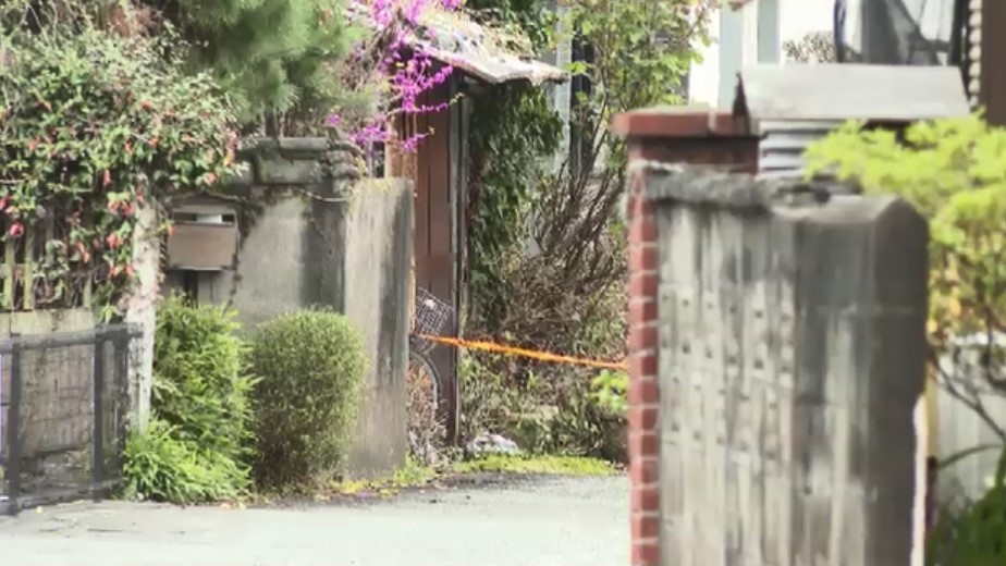 住宅で「殺すぞ、金を出せ」　女性を拘束し現金数千円奪う　強盗事件として逃げた犯人の行方追う　福岡・久留米市