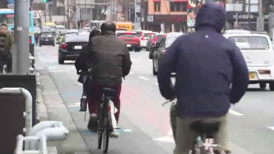 自転車の「青切符」制度始まる　初日に警察が取り締まり　地下鉄・六本松駅付近で1時間に口頭注意10件以上　福岡市