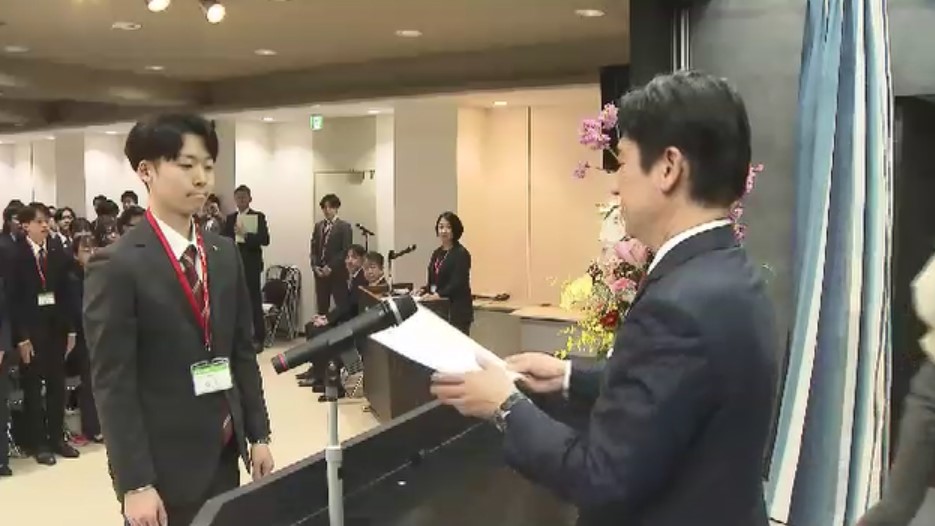 新年度スタート　北九州市役所で辞令交付式　201人が新たな一歩　「何事にも誠実に取り組んで参ります」　福岡