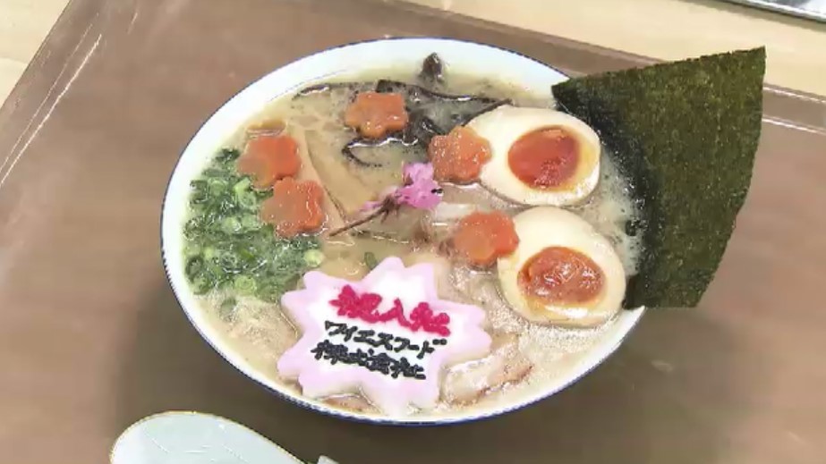 「5年ぶりくらいかな」ラーメン店社長が自ら調理場で…9年ぶりの新入社員2人に振る舞う 「祝入社」の特製かまぼこも 福岡・香春町