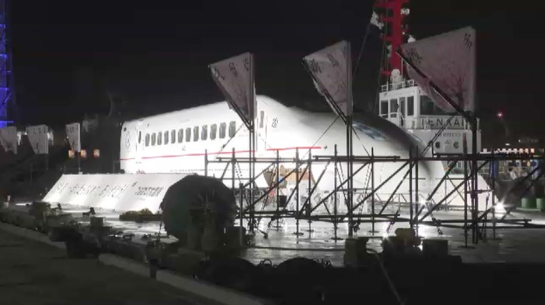 「つばめの大冒険」博多港に到着　九州新幹線が海の上を“感謝旅”　全線開業15周年で　10日から博多駅前広場で一般公開へ　福岡