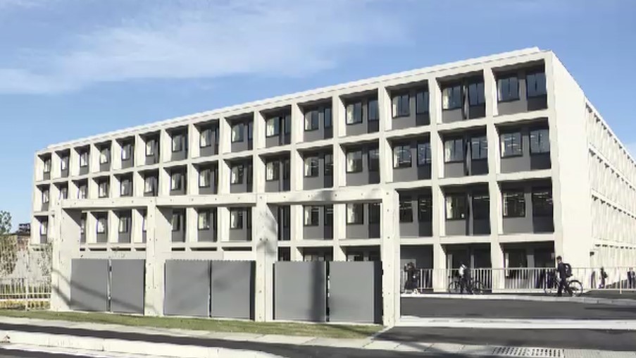 福岡市に18年ぶり中学校新設 西区「周船寺中学校」で開校式 人口・生徒数の増加に伴い 4階建て校舎 多目的スペース・全面ガラス張り図書館など