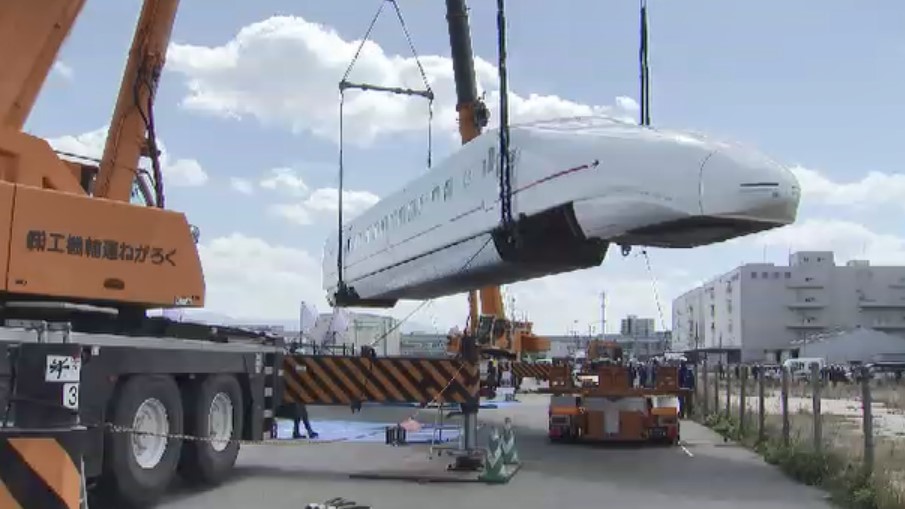 新幹線「つばめ」巨大クレーンで吊り上げ 船旅を終えて9日ぶりに再び陸へ 10年前の熊本地震で脱線し被災 博多駅でお披露目予定 福岡