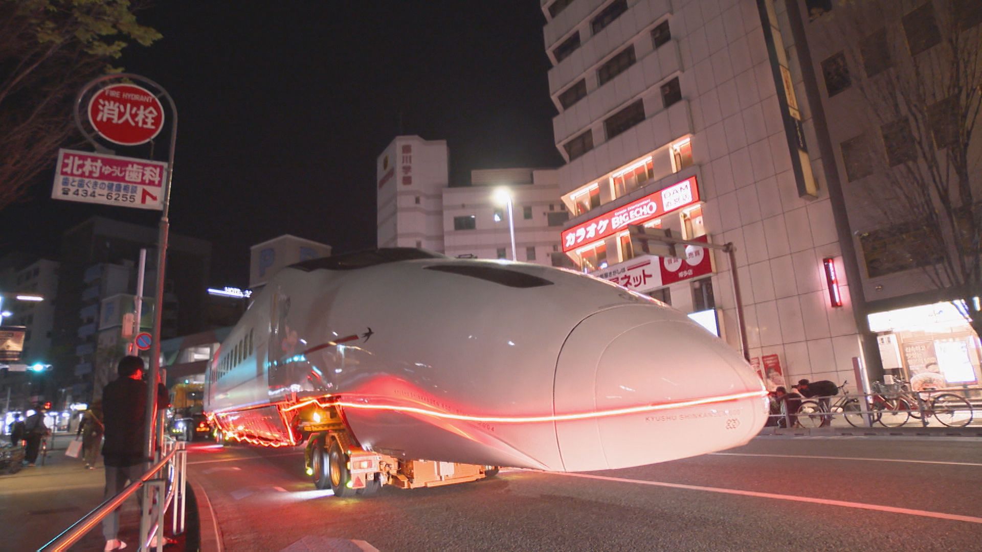 九州新幹線「つばめ」道路を行く…未明の福岡市内を大移動 全長約25メートルの巨大車両は博多駅前へ “感謝の旅”が無事ゴール