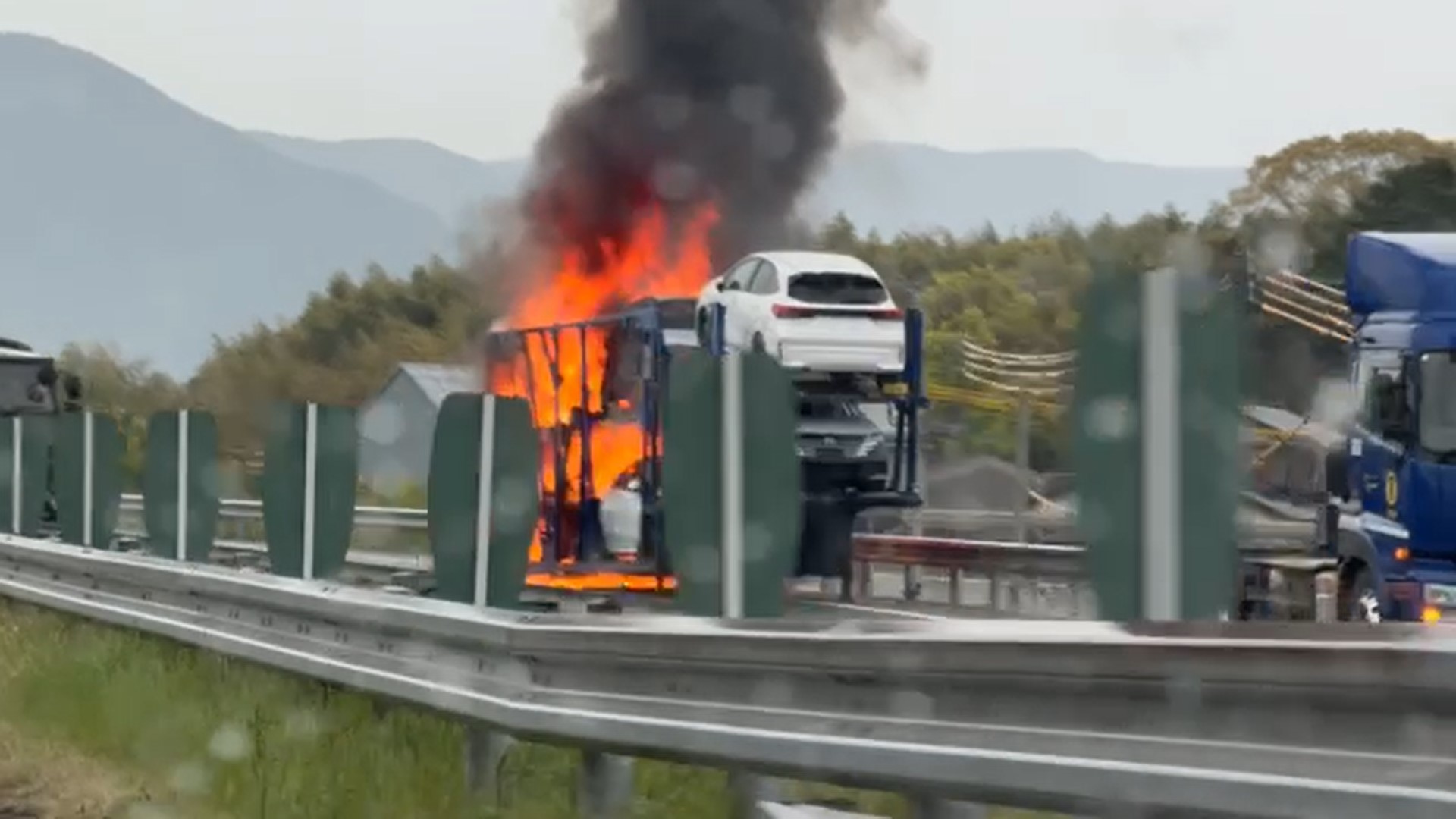 【速報】九州道・直方PA付近でキャリアカー炎上 車6台を搬送中に出火か 付近の上下線を通行止め 福岡