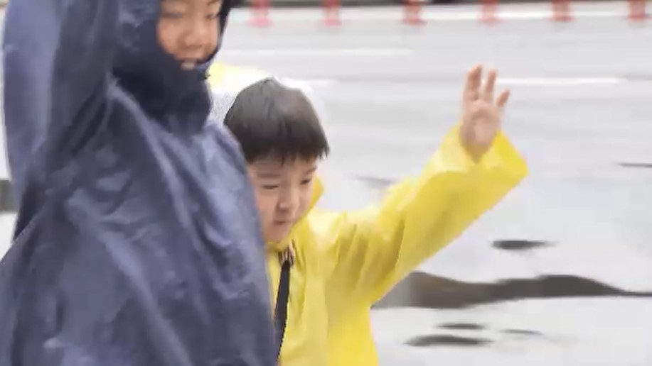 小学生の事故防止へ交通安全教室　2年・5年生 約100人が参加　自転車「青切符」の交通違反実演も　福岡・北九州市