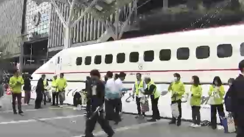 「博多どんたく港まつり」前にJR博多駅周辺で清掃活動　約660人が参加しごみ拾いや落書き消し　福岡市