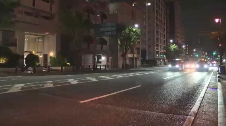 道路横断中の男性（59）タクシーにはねられる　病院に運ばれ治療受ける　近くに横断歩道なく見通しのよい県道　福岡
