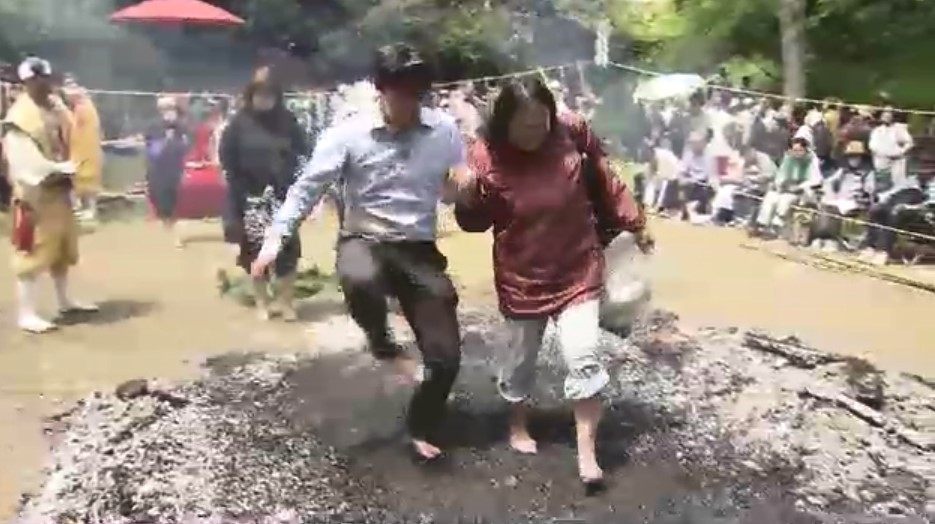 無病息災を祈って「あっちっち」　熱い灰の上を渡る恒例「火渡り行事」に約1000人　宗像市の鎮国寺　福岡