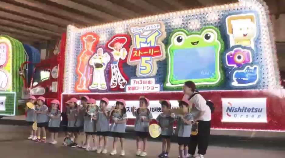 博多どんたく港まつり「にしてつ花自動車」お披露目　園児らが点灯式　5月2日～4日に福岡市中心部を走行