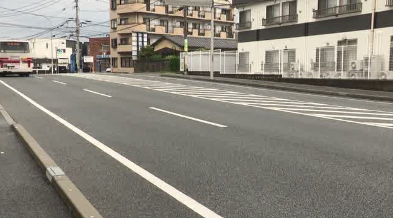 道路横断中の女性が普通乗用車にはねられ死亡　横断歩道がない場所を渡ろうとしたか　身元確認進める　福岡市