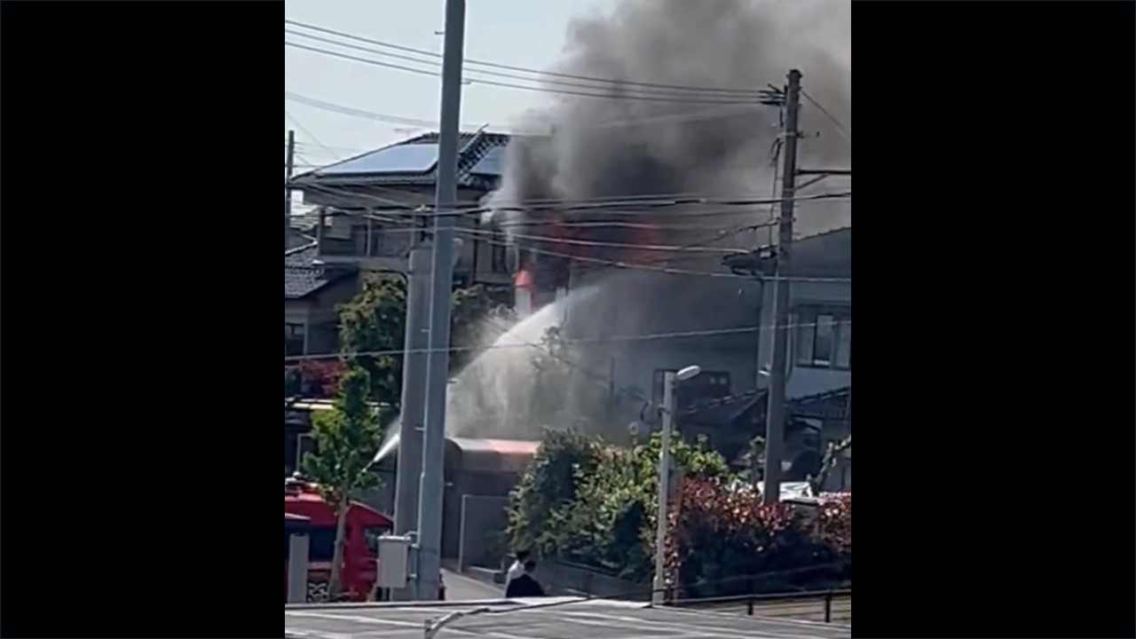 「2階から炎が見える」　2階建て住宅を焼く火事　住人の高齢夫婦は外出中　福岡・新宮町