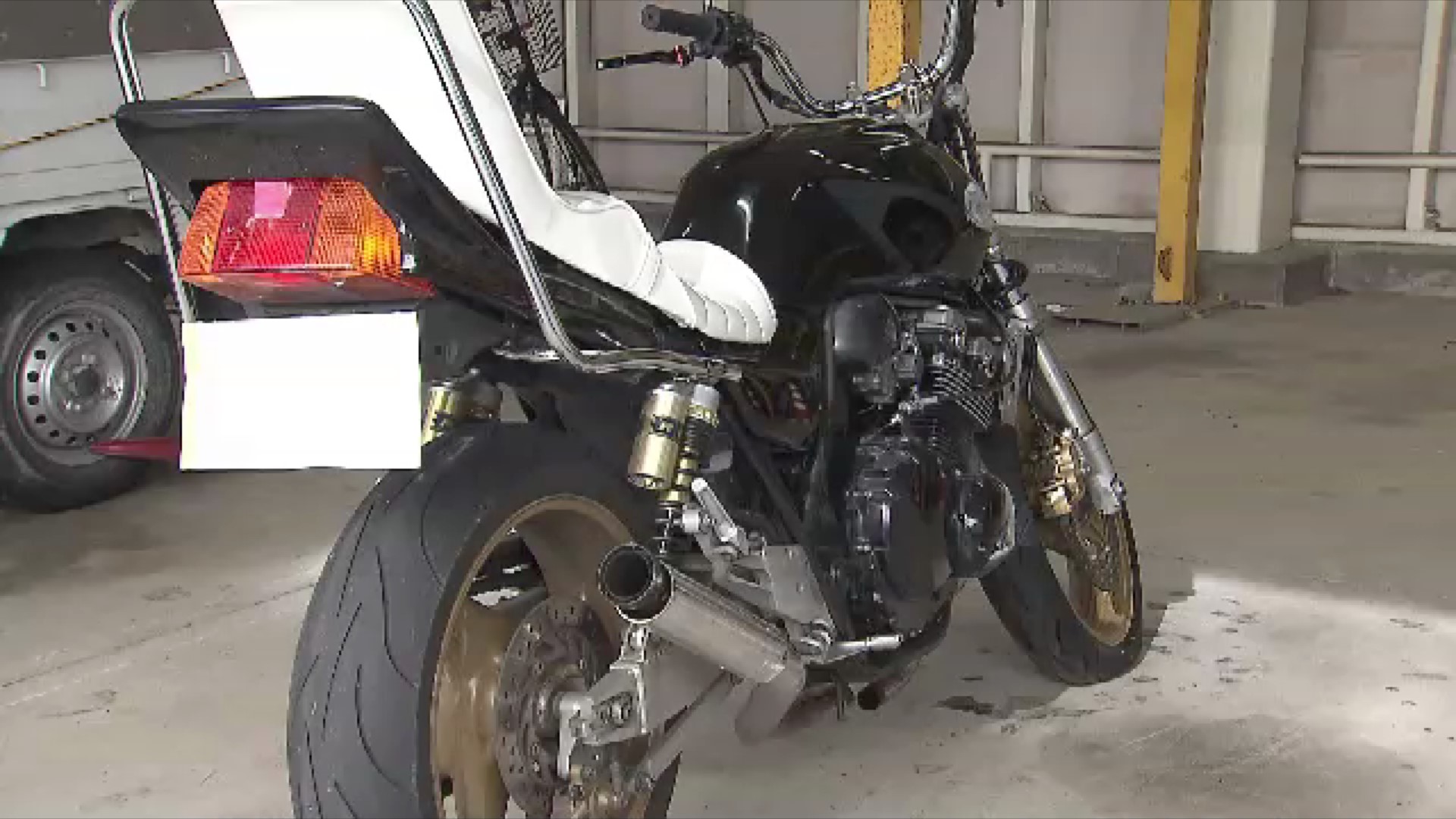 バイクが赤信号を無視→パトカーから逃走→ガードレールに衝突　10代とみられる2人ケガ　福岡市