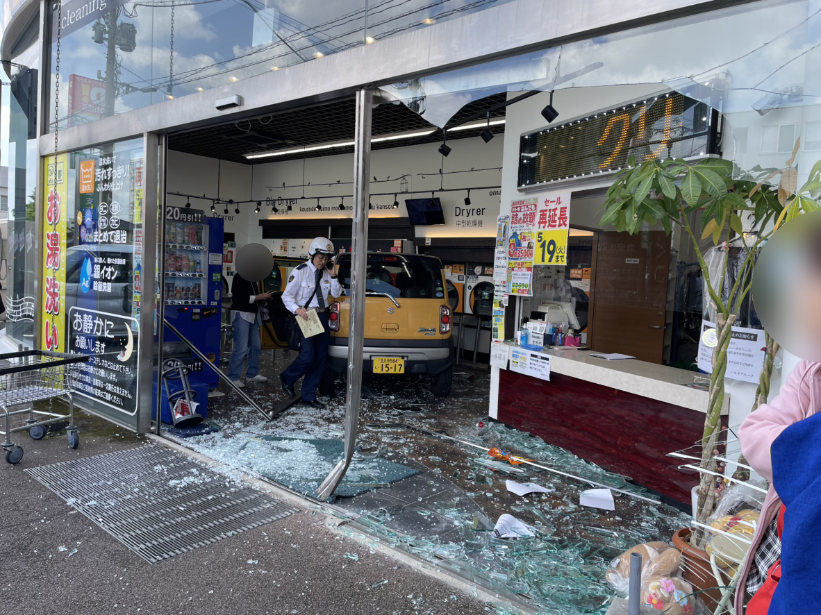 「ペダルを踏み間違えた」クリーニング店に軽自動車突っ込む　73歳女性が運転　女性客1人が足にけが　福岡・北九州市
