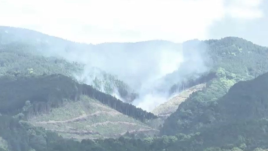 通報から7時間たつも鎮火せず　久留米市の耳納連山で山火事　ヘリコプターが上空から消火活動　「林野火災注意報」発令中　福岡