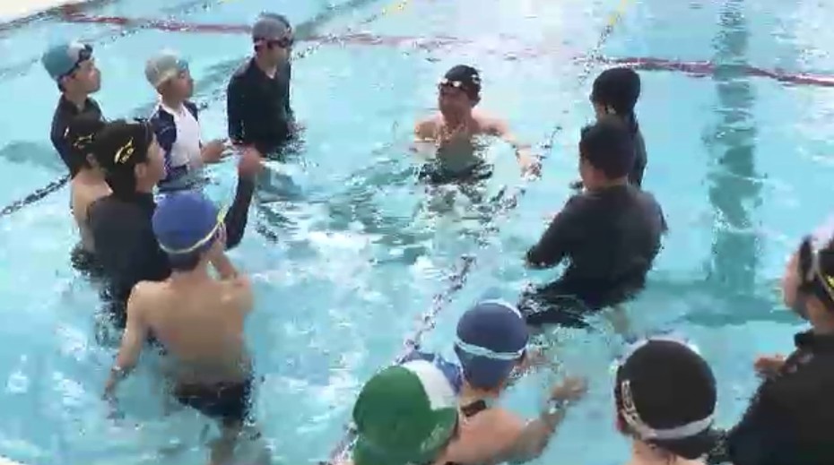 小学校の水泳授業をスイミングスクールで プロが指導し教員は見守り専念 児童も「わかりやすい」 福岡市では民間委託が約4割に