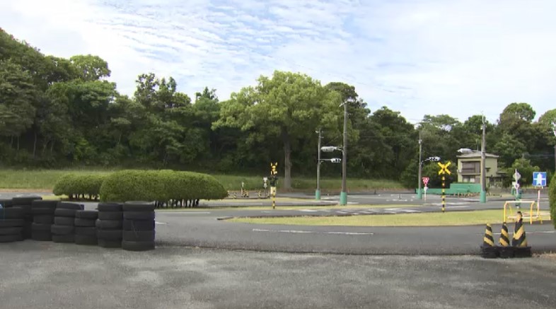 自動車学校でオートバイの教習中に事故 コースから外れ壁に衝突 運転の38歳女性が意識不明 福岡