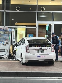 タクシーが歩道に乗り上げ自動販売機に突っ込む　運転の83歳男性「ブレーキ踏んだが利かなかった」JR博多南駅に隣接のビル　福岡