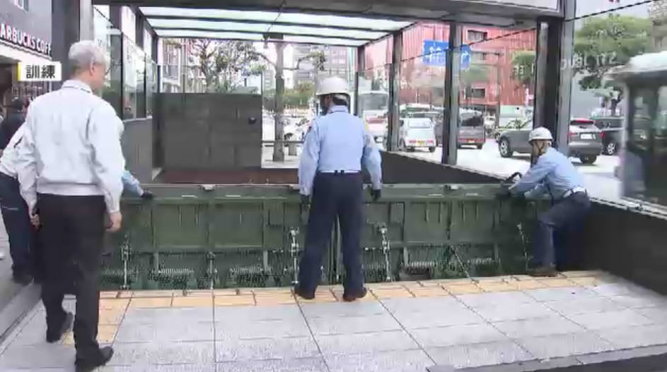 梅雨を前に福岡市・天神で合同水防訓練 地下街の浸水防ぐ止水板の取り付けなど確認