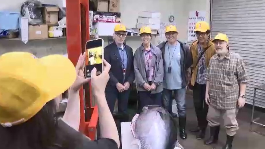 外国人観光客向け“魚市場ツアー”　「競り見学」「市場内すし店」を体験　“すしの都”をPR　6～11月に計4回予定　福岡・北九州市