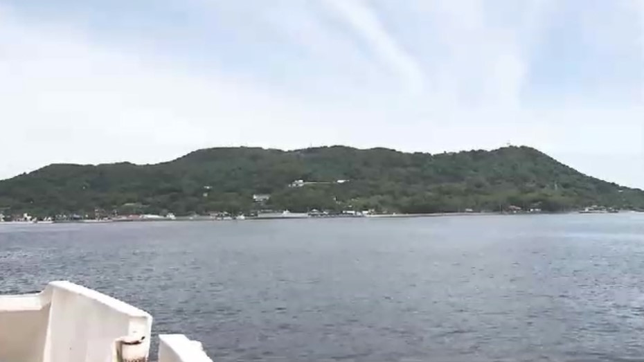 「海岸に人かマネキンのようなものが・・・」島の駐在所に通報　現場で死亡を確認　成人女性か　警察が身元確認急ぐ　福岡市西区・能古島