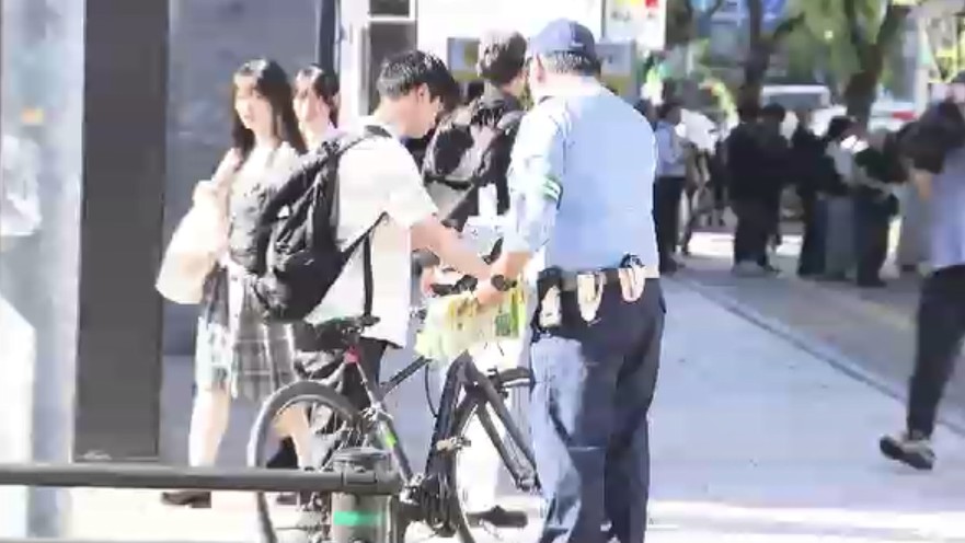 5月は「自転車月間」　JR博多駅前で自転車の安全利用を呼びかけ　「基本的な自転車ルールの周知を徹底していきたい」　福岡