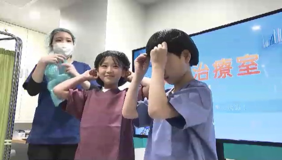 人工呼吸器など操作して命を救う…ICUの仕事を子供たちが体験　国内初のパビリオンがキッザニア福岡に　臨床工学技士の役割学ぶ