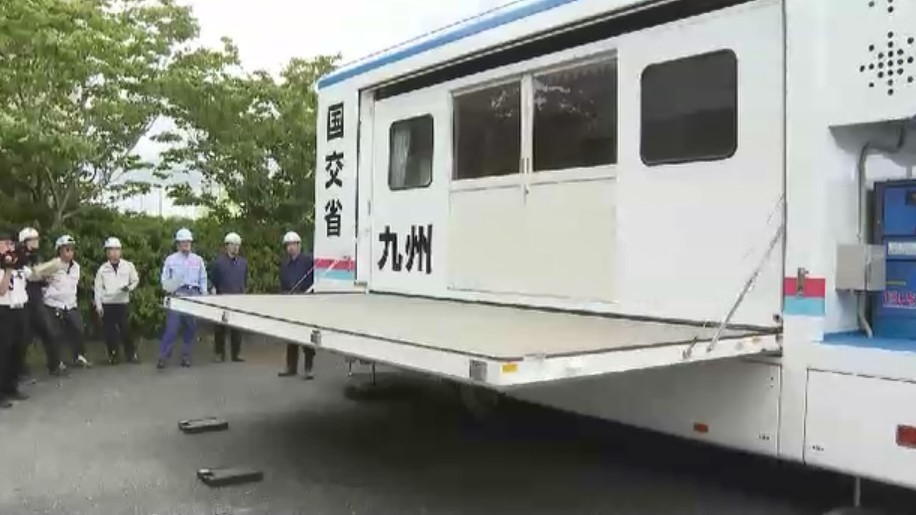 現場に駆けつける“動く対策本部”も　梅雨を前に災害対策用機械の操作方法を確認　福岡・久留米市