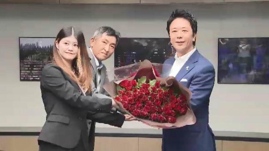 6月21日「父の日」を前に 福岡市長にバラの花束をプレゼント 福岡県は全国有数の産地 「消費者も一番のエリアになれば」