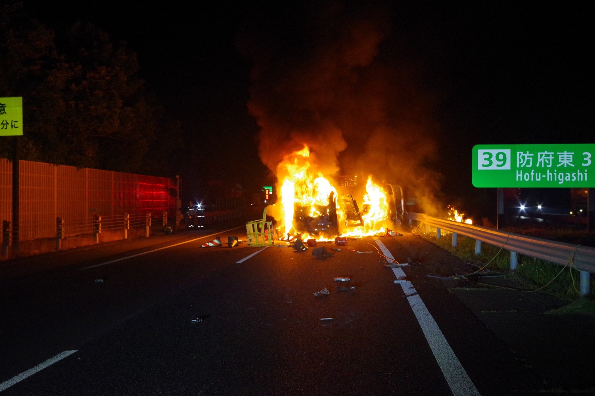 【通行止め解除】山陽自動車道 徳山西IC~防府東IC(下り)燃えた事故車両から性別不明の遺体見つかる 山口・防府市 午前6時45分現在