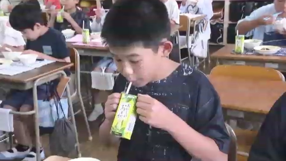 給食に緑茶が出たけれど…低学年を中心に大量の飲み残し 飲み慣れていない子供多く 福岡市の“牛乳なし給食” 市長の強い思いも