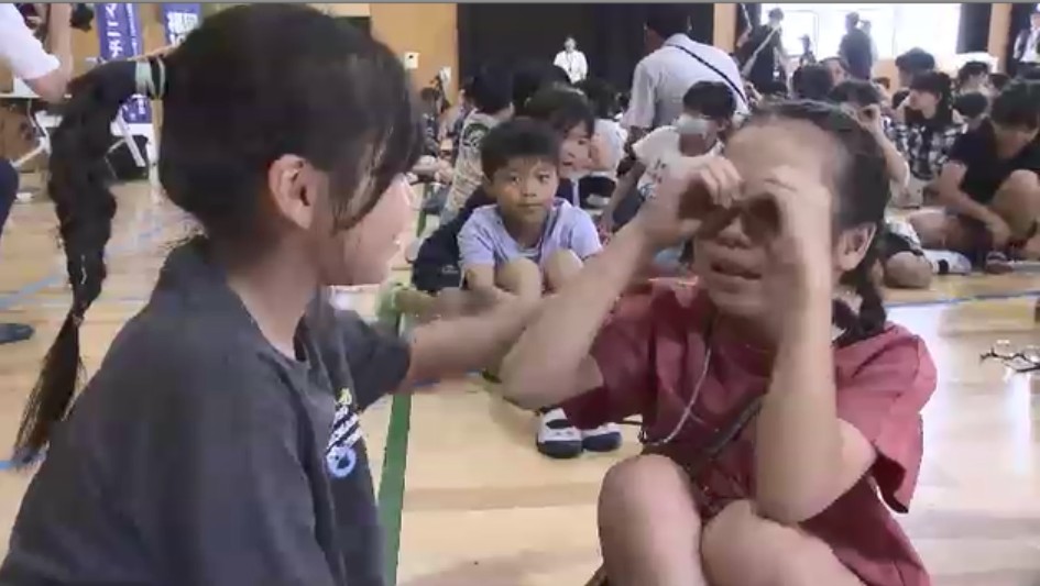 手で眼鏡の形を作って視野を体験　小学生が学ぶ認知症ケアの技法「ユマニチュード」　全国で唯一全ての小中学校と公民館で開催　福岡市