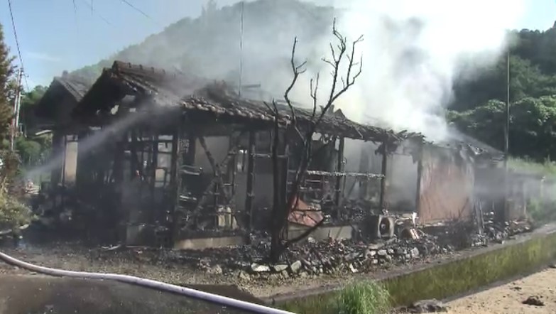 「家が燃えている」住人から通報　木造の平屋住宅を焼く火事　約1時間後にほぼ消し止められる　山口