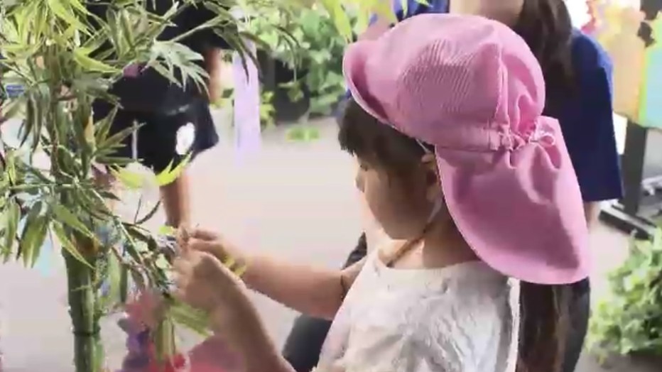 「ティラノサウルスになる」幼稚園児が短冊に願いごと 高さ123メートルの展望室で七夕の飾り付け 福岡市の福岡タワー